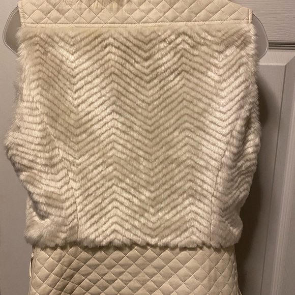 GUESS Womens Piper Faux Fur Vest - Picture 9 of 15